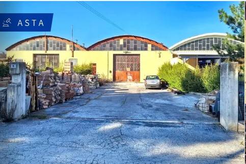 locale commerciale in vendita a Cingoli in zona Troviggiano