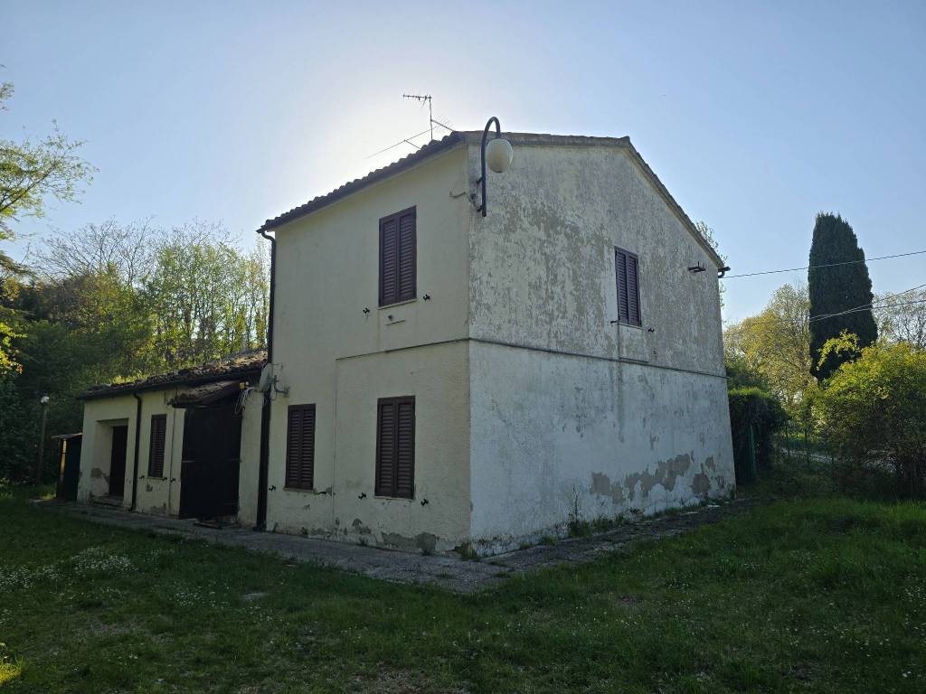 casa indipendente in vendita a Cingoli