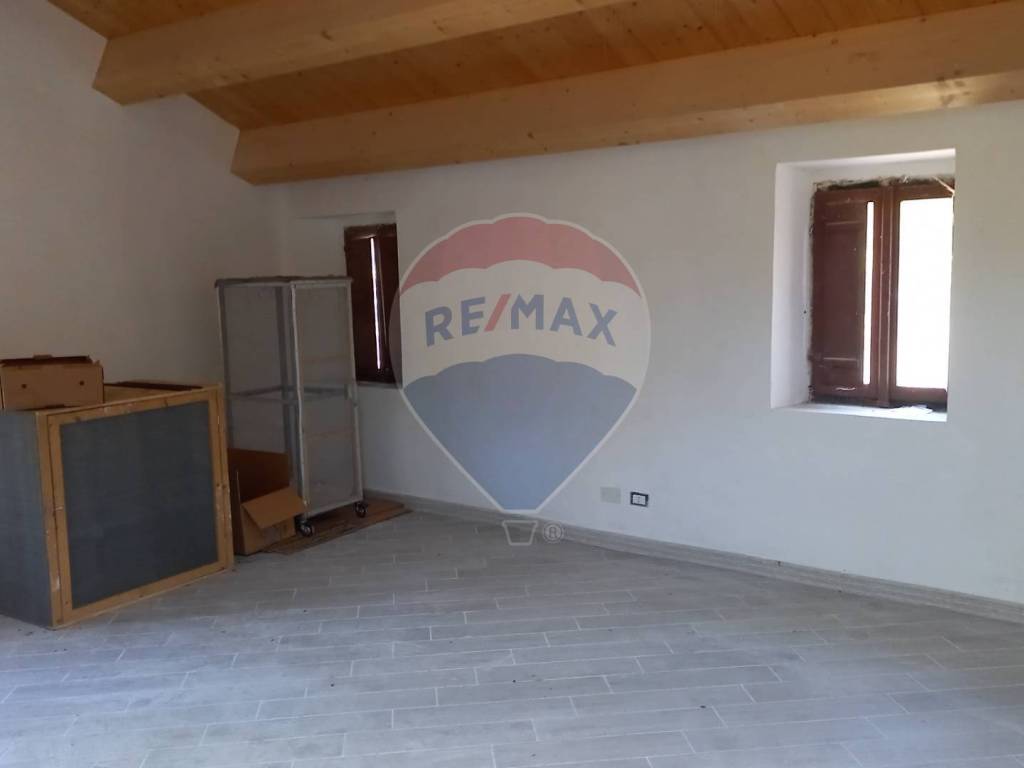 casa indipendente in vendita a Cingoli in zona Strada