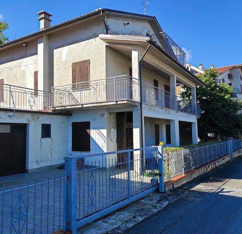 casa indipendente in vendita a Cingoli