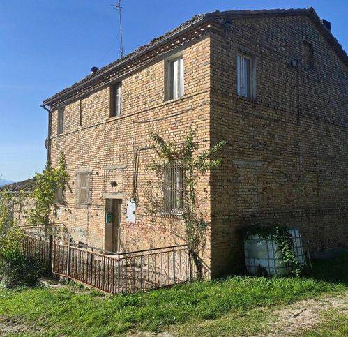 casa indipendente in vendita a Cingoli in zona Strada
