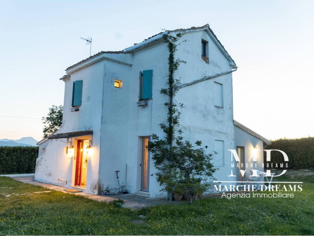 casa indipendente in vendita a Cingoli