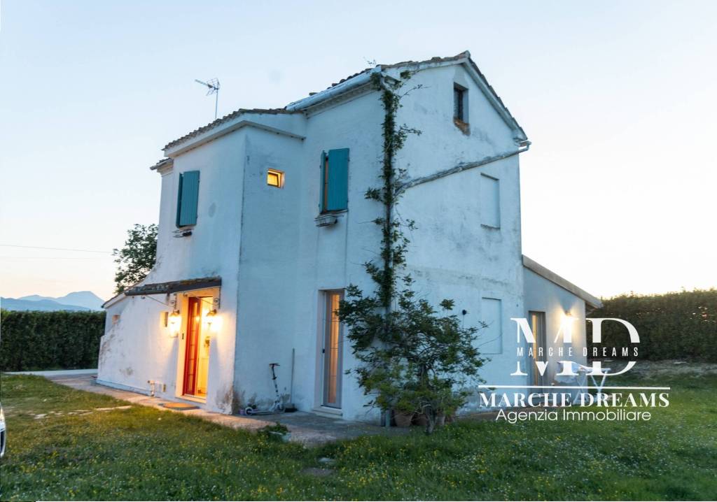 casa indipendente in vendita a Cingoli