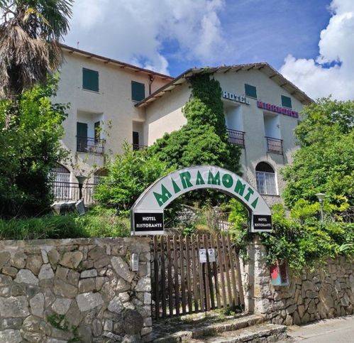 negozio in vendita a Cingoli in zona Strada