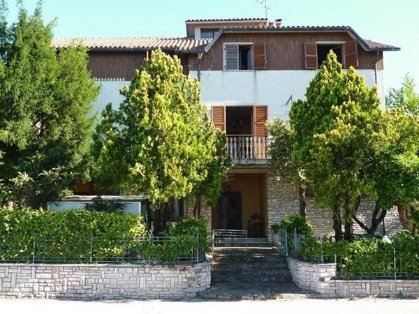 casa indipendente in vendita a Cingoli