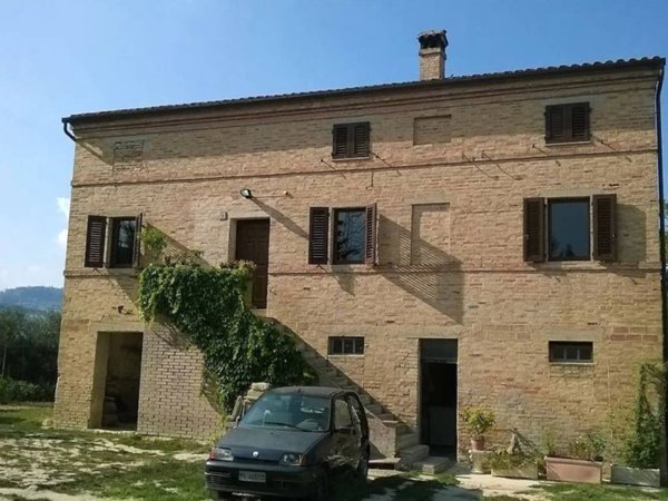 casa indipendente in vendita a Cingoli in zona Troviggiano