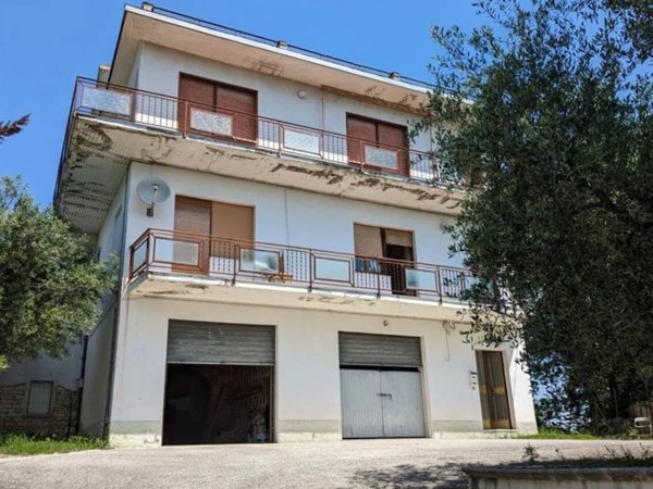 casa indipendente in vendita a Cingoli in zona Troviggiano