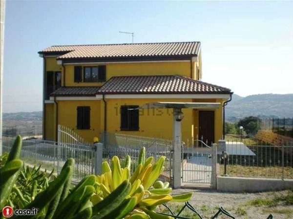 casa indipendente in vendita a Cingoli in zona Saltregna