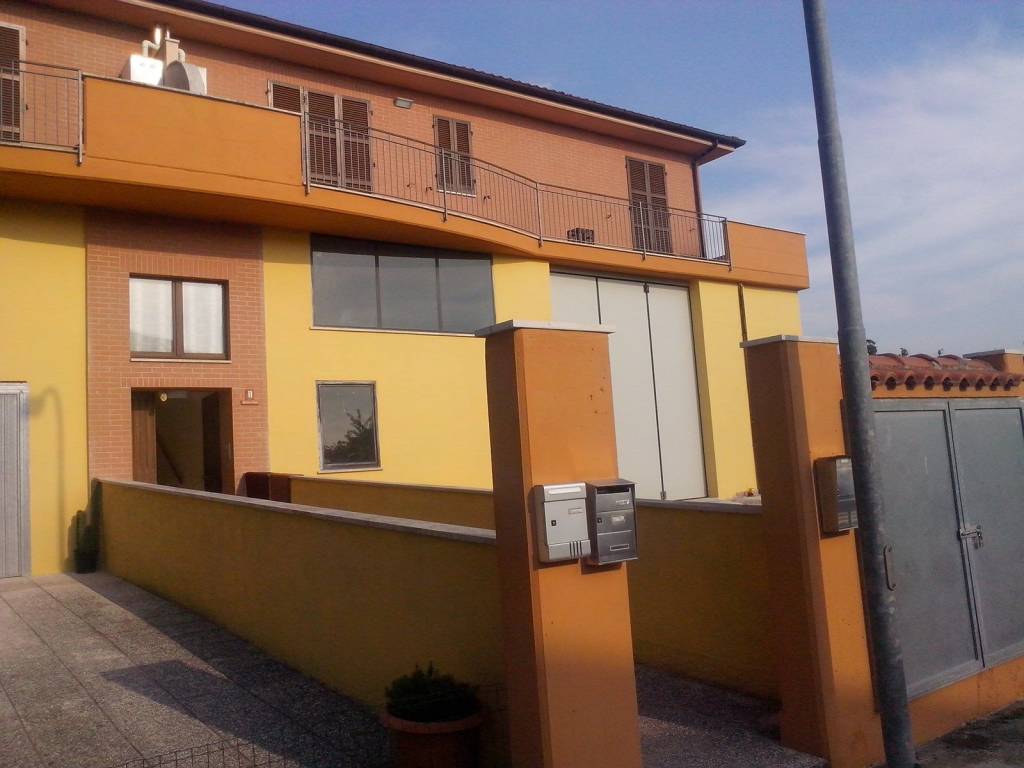 locale commerciale in vendita a Cingoli in zona Troviggiano