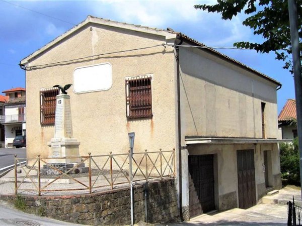casa indipendente in vendita a Cingoli in zona Troviggiano