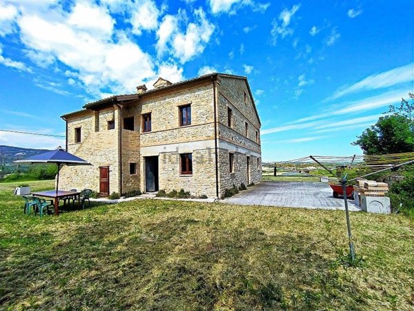 casa indipendente in vendita a Cingoli in zona Botontano