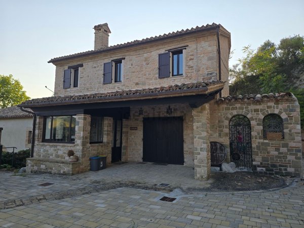 casa indipendente in vendita a Cingoli