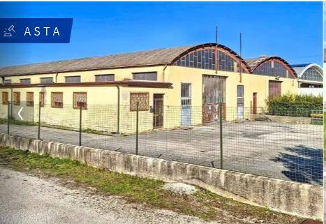 locale commerciale in vendita a Cingoli in zona Troviggiano
