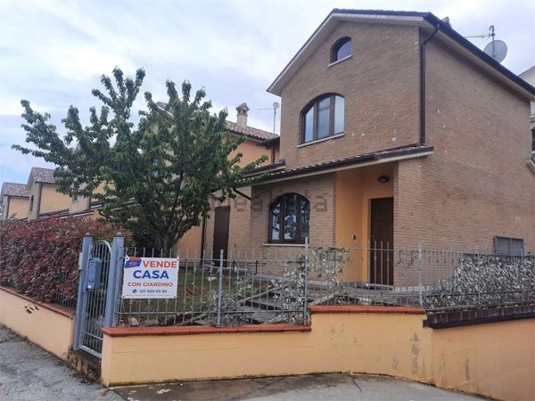 esavano in vendita a Cingoli in zona Capo di Rio