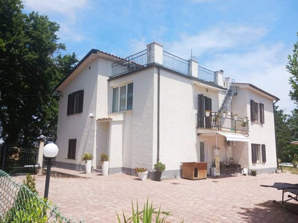casa indipendente in vendita a Cingoli in zona Troviggiano