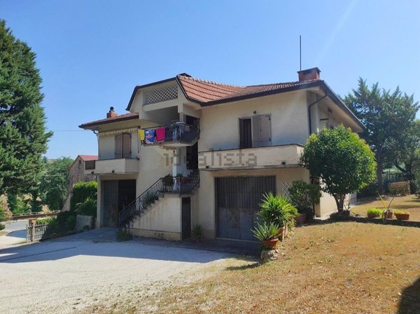 casa indipendente in vendita a Cingoli in zona Troviggiano