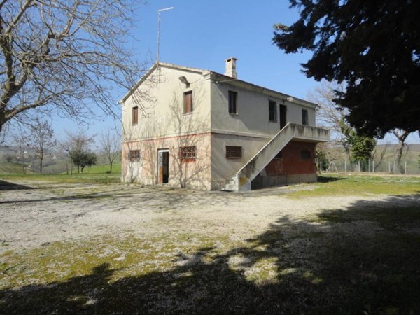 casa indipendente in vendita a Cingoli