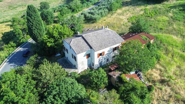 casa indipendente in vendita a Cingoli in zona Strada