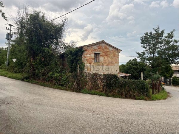 casa indipendente in vendita a Cingoli