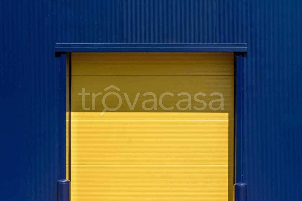 locale commerciale in vendita a Cingoli in zona Troviggiano
