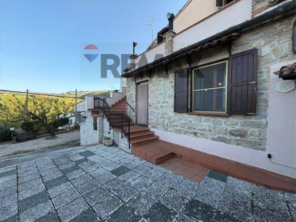 casa indipendente in vendita a Cingoli in zona Pozzo