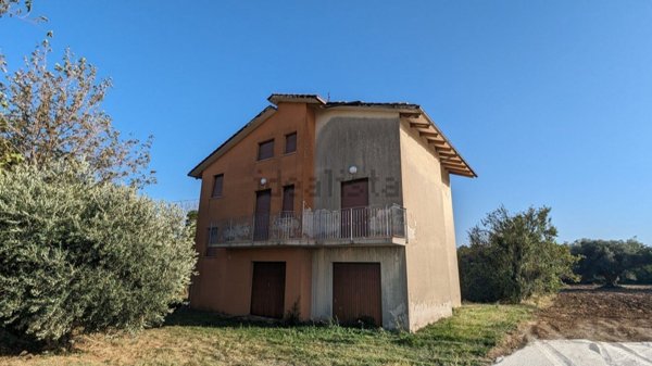 casa indipendente in vendita a Cingoli