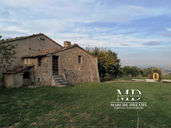casa indipendente in vendita a Cingoli in zona Strada