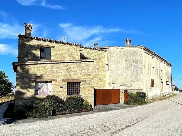 casa indipendente in vendita a Cingoli