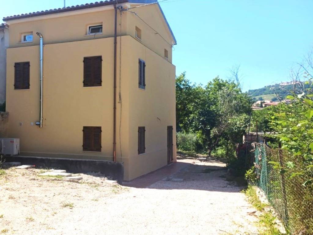 casa indipendente in vendita a Cingoli in zona Strada