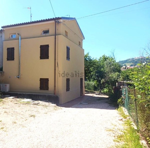 casa indipendente in vendita a Cingoli