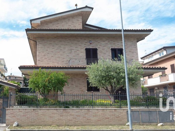 casa indipendente in vendita a Civitanova Marche in zona Porto Civitanova