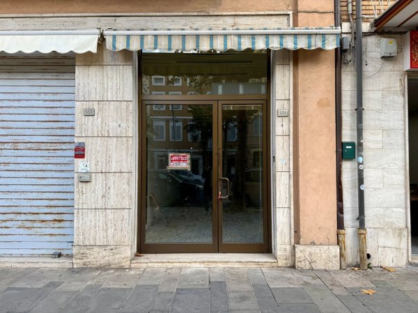 locale commerciale in vendita a Civitanova Marche