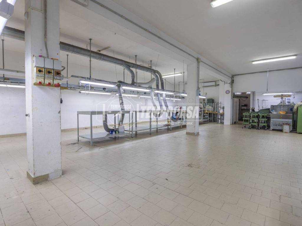 locale commerciale in vendita a Civitanova Marche