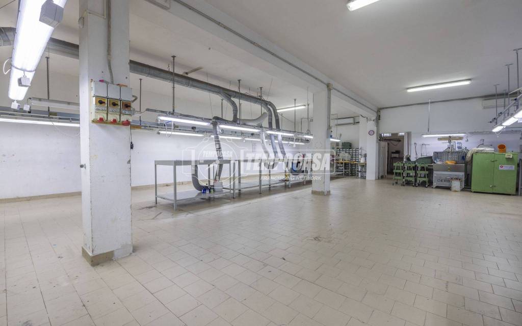locale commerciale in vendita a Civitanova Marche