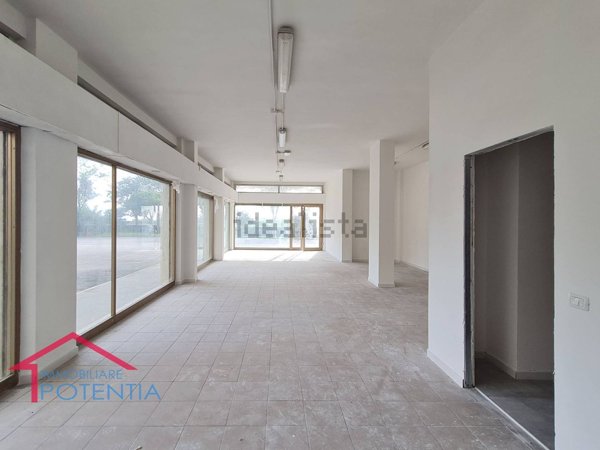 negozio in vendita a Civitanova Marche in zona Fontespina