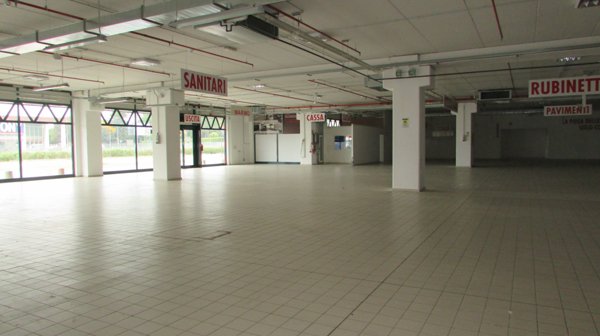 locale commerciale in vendita a Civitanova Marche