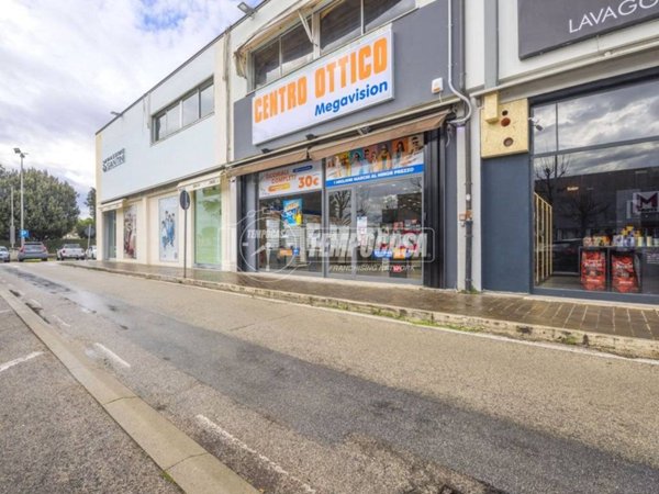 negozio in vendita a Civitanova Marche in zona Santa Maria Apparente