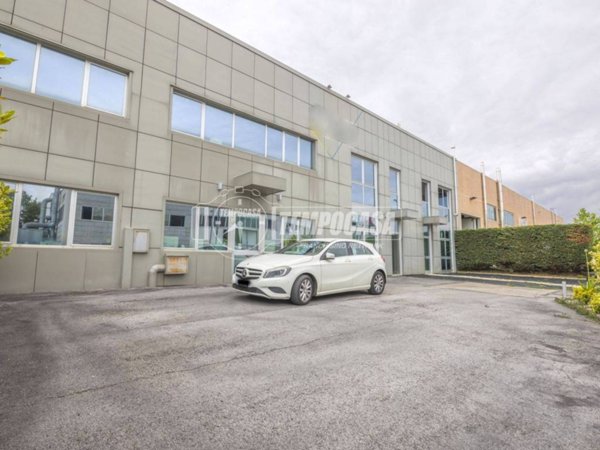 locale commerciale in vendita a Civitanova Marche in zona Santa Maria Apparente