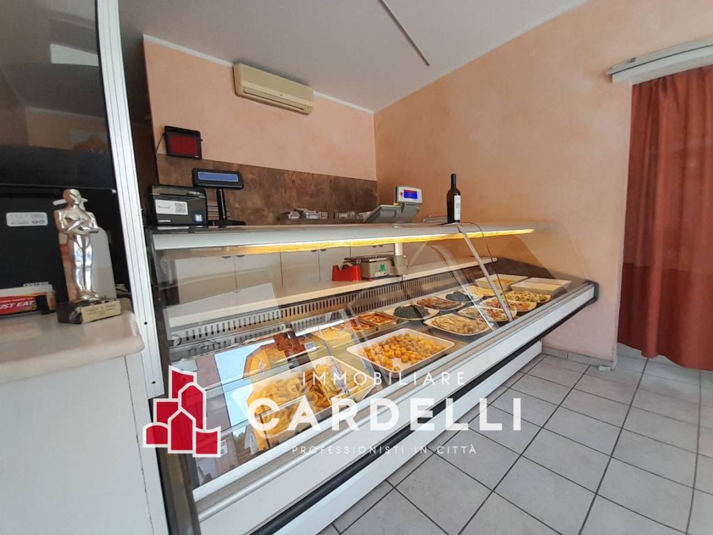 negozio in vendita a Civitanova Marche in zona Santa Maria Apparente