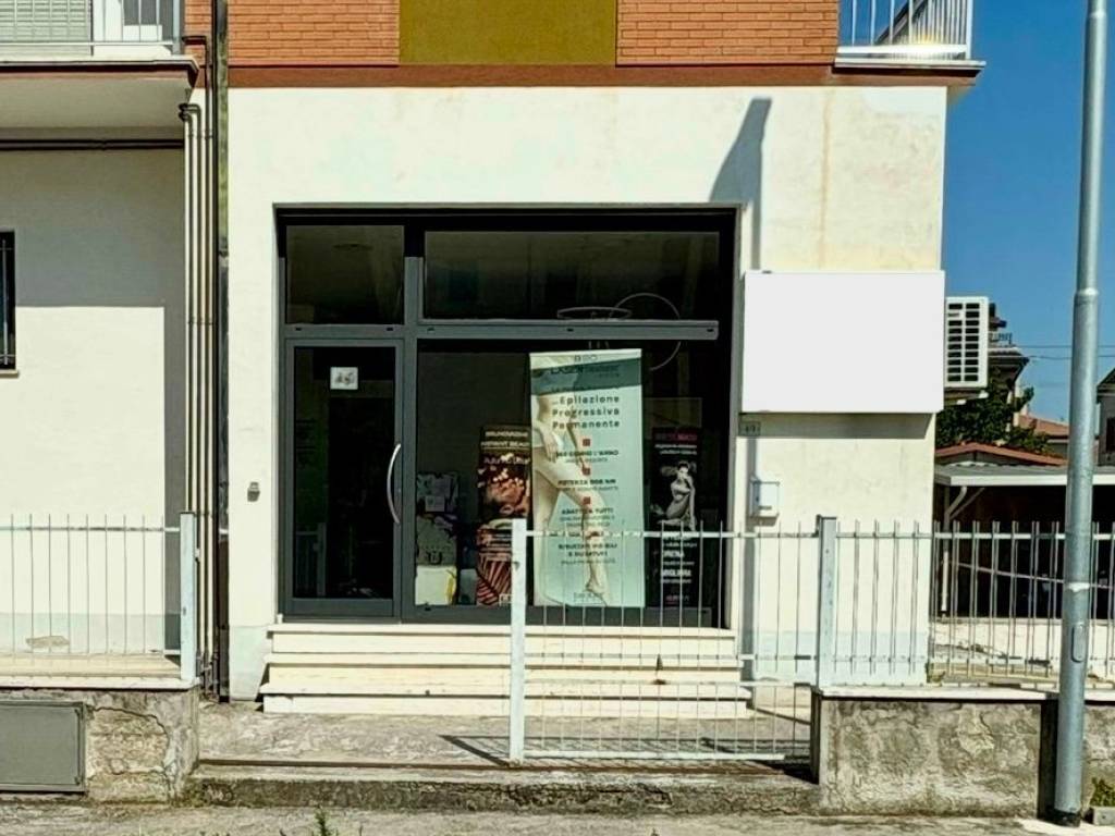 negozio in vendita a Civitanova Marche in zona San Marone