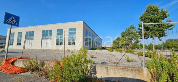 locale commerciale in vendita a Civitanova Marche