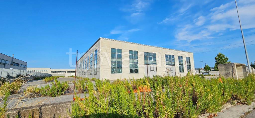 locale commerciale in vendita a Civitanova Marche