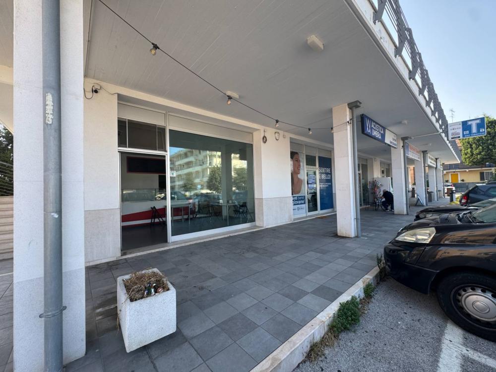 locale commerciale in vendita a Civitanova Marche