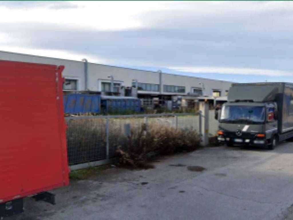 locale commerciale in vendita a Civitanova Marche in zona Santa Maria Apparente
