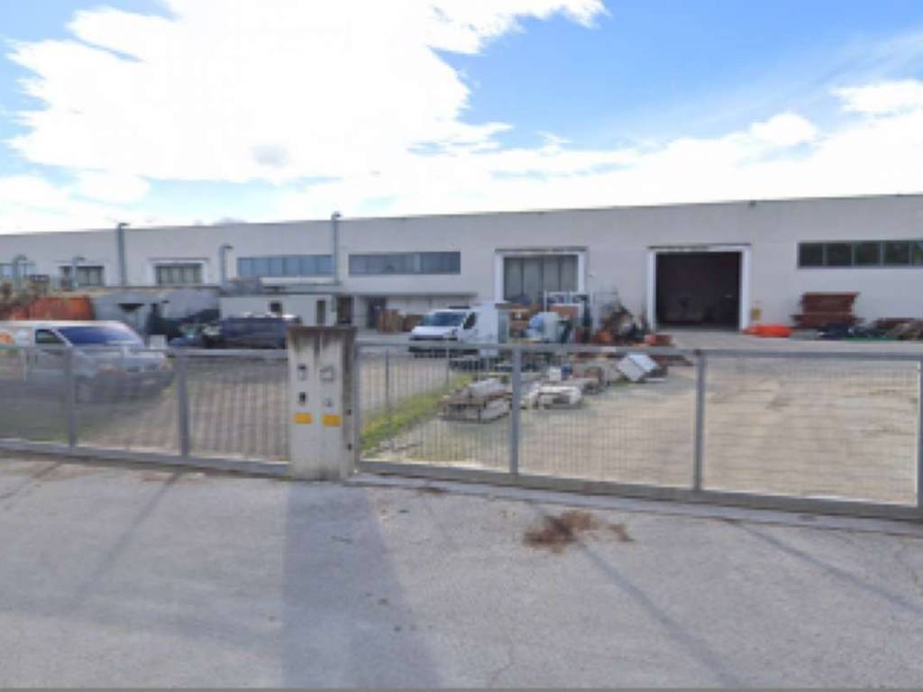locale commerciale in vendita a Civitanova Marche in zona Santa Maria Apparente