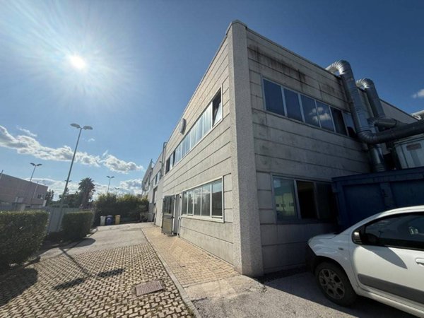 locale commerciale in vendita a Civitanova Marche in zona Santa Maria Apparente