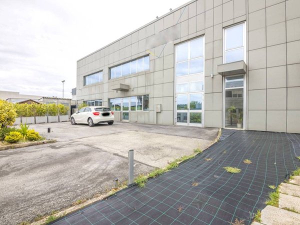 negozio in vendita a Civitanova Marche in zona Santa Maria Apparente