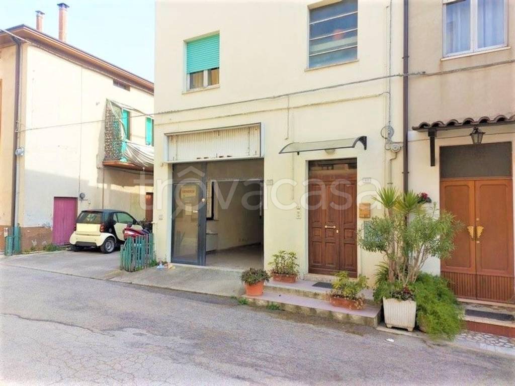 locale di sgombero in vendita a Civitanova Marche