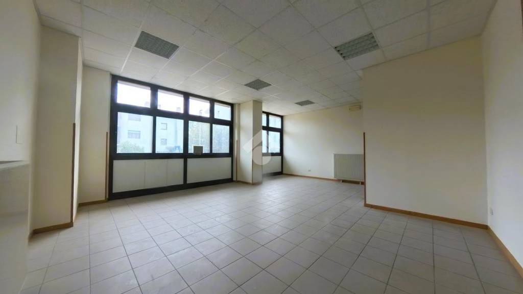 negozio in vendita a Civitanova Marche in zona Santa Maria Apparente