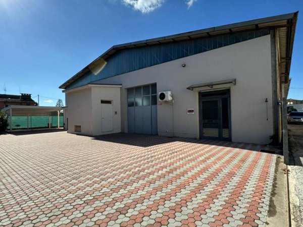 locale commerciale in vendita a Civitanova Marche in zona Santa Maria Apparente